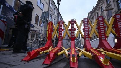 Bild: Felix Hörhager/dpa
Die Polizei hat den Bereich rund um den Veranstaltungsort der Münchner Sicherheitskonferenz am Promenadeplatz abgesperrt.