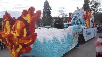 Bild: fz
"Burning Ice": Der Prunkwagen des Pleysteiner Faschingsvereins zeigt Eisskulpturen aus tausenden von Papierrosen.