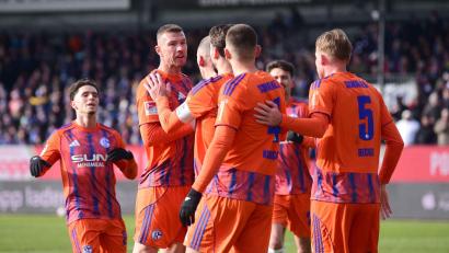 Bild: Daniel Bockwoldt/dpa
Die Schalker Spieler hatten beim Sieg bei Holstein viel zu jubeln.