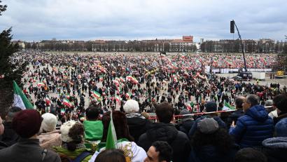 Bild: Felix Hörhager/dpa
Bis zum Nachmittag zählte die Polizei bereits 200.000 Teilnehmer auf der Iran-Demo auf der Theresienwiese.
