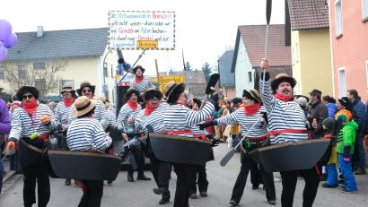 Bild: Hirsch
Weil die Gemeinde Stulln den Hochwasserschutz nicht in den Griff bekommt, wappnen sich die Bewohner des Ortsteils Brensdorf selbst gegen die drohende Gefahr und richten einen Bootsverkehr ein.