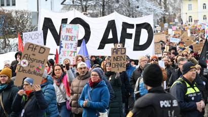 Bild: Felix Kästle/dpa
3.500 Menschen kamen zum Protest gegen die AfD.