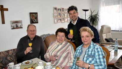 Bild: ubb
Der Jubilarin Maria Maurer (zweite von links) gratulierten am Freitag Pfarrer Markus Ness, Bürgermeister Michael Dutz und Tochter Ursula Fröhlich (von links).
