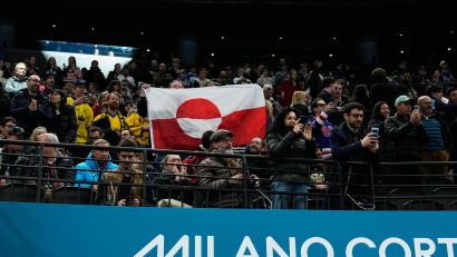 Bild: Petr David Josek/AP/dpa
Die Grönland-Flagge auf der Tribüne beim Eishockey.
