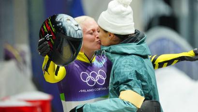 Bild: Michael Kappeler/dpa
Die belgische Skeletonfahrerin Kim Meylemans (links) und ihre Frau Nicole Silveira, die für Brasilien antrat, küssen sich im Ziel.