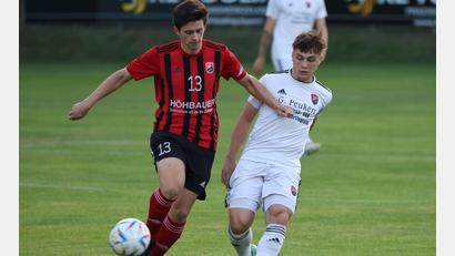 Archivbild: Dieter Jäschke
Fabian Magerl (links/Szene aus einem früheren Spiel) und der C Luhe-Wildenau verloren mit 3:7 in Wenzenbach.