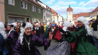 Bild: rha
Bei Sonnenschein wagen selbst Hofdamen auf der Straße in Vilseck ein Tänzchen.