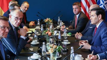 Bild: Liesa Johannssen/Reuters/Pool/dpa
„Zwischen Europa und den Vereinigten Staaten von Amerika hat sich eine Kluft, ein tiefer Graben aufgetan“, konstatierte Kanzler Merz in seiner Rede bei der MSC. Später traf er sich dann mit US-Außenminister Marco Rubio.