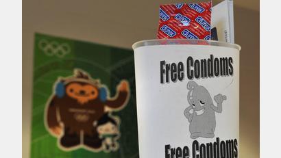 Bild: Peter Kneffel/dpa
Kondome sorgen bei Olympia immer für Gesprächsstoff - hier schon bei den Winterspielen von Vancouver 2010 zu sehen. (Archivbild)