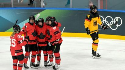 Bild: Peter Kneffel/dpa
Normale Welt im Frauen-Eishockey: Kanada jubelt, Deutschland schaut zu.