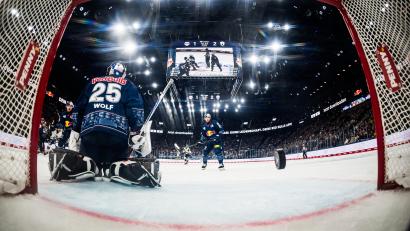 Bild: City-Press GmbH Bildagentur
Die Lichter, sie scheinen hell im Münchner SAP-Garden –und mittendrin: Simon Wolf (hier bei der Partie gegen die Eisbären Berlin). Der 21-Jährige Goalie gilt als eines der größten Nachwuchstalente im deutschen Eishockey und pendelt in dieser Saison zwischen dem EHC Red Bull München und den Blue Devils Weiden.