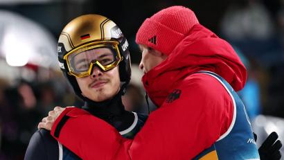 Bild: Daniel Karmann/dpa
Einzel-Olympiasieger Philipp Raimund (l) und Andreas Wellinger (r) gehören zum deutschen Super-Team-Aufgebot.