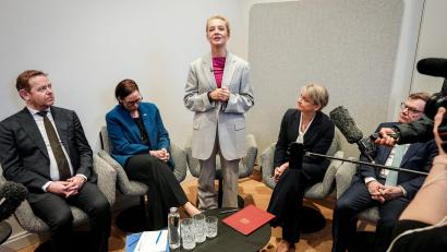 Bild: Kay Nietfeld/dpa
Bei einem gemeinsamen Auftritt am Rande der Münchner Sicherheitskonferenz präsentieren Außenminister Johann Wadephul und mehrere Kolleginnen und Kollegen gemeinsam mit Nawalny-Witwe Julia neue Erkenntnis zum Tod des Kremlkritikers