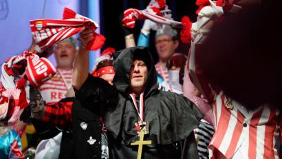 Bild: Henning Kaiser/dpa
Auch FC-Trainer Lukas Kwasniok ist auf dem FC-Karnevalswagen am Rosenmontag dabei. (Archivbild)