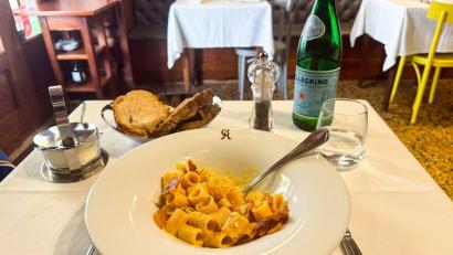 Bild: Christoph Sator/dpa
In Rom isst man die Carbonara am liebsten mit kurzen Nudeln.