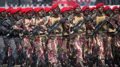 Bild: Tatan Syuflana/AP/dpa
Indonesien zeigt sich bereit, tausende Soldaten nach Gaza zu entsenden - für humanitäre Hilfe und Wiederaufbau des zerstörten Küstenstreifens. (Archivbild)