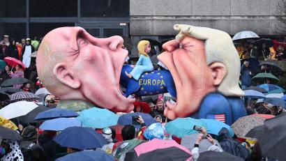 Bild: Federico Gambarini/dpa
Ein Mottowagen mit Putin und Trump, die versuchen Europa zu fressen, fährt an den Zuschauern beim Rosenmontagszug in Düsseldorf vorbei.