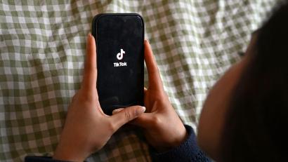 Bild: Elisa Schu/dpa
Die EU-Kommission hat sich die Online-Plattform Tiktok vorgeknöpft.