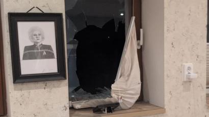 Bild: Simon Escher-Herzog
Linken-Landratskandidat Simon Escher-Herzog war in den vergangenen Tagen mehreren Attacken ausgesetzt. Unbekannte haben unter anderem einen Stein durch die Fensterscheibe seines Wohnhauses geworfen.