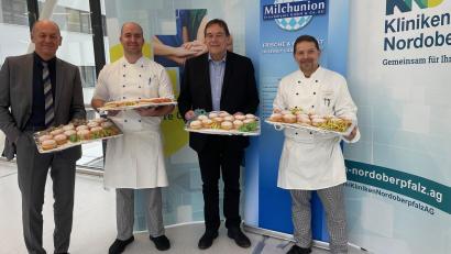 Bild: Friedrich Peterhans, KNO
Christian Regner, Frischdienstleiter der Milchunion (Zweiter von rechts) übergab eine große Krapfenspende an die Kliniken Nordoberpfalz. Dafür bedankte sich der Leiter Wirtschaftsbetriebe Karl Wittmann (links) sowie Küchenchef Ronny Hinderlich (rechts) und sein Mitarbeiter Philipp Troidl (Zweiter von links).