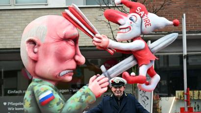 Bild: Federico Gambarini/dpa
Der Düsseldorfer Karnevalswagenbauer Jacques Tilly lässt sich nicht dadurch einschüchtern, dass er in Russland angeklagt worden ist.