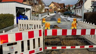Symbolbild: Marc Tirl/dpa
Wegen eines Wasserrohrbruchs ist die Straße „An der Hochleite“ in Sulzbach-Rosenberg gesperrt. Eine Umleitung ist ausgeschildert.