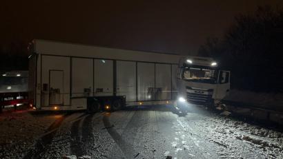 Symbolbild: Verkehrspolizei Regensburg
Ein querstehender Lkw blockiert am Montagmorgen die A 93 bei Regensburg.
