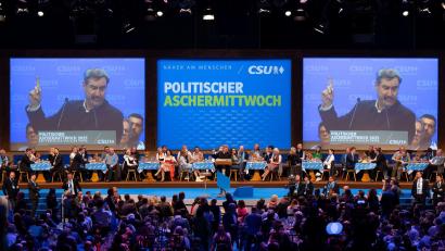 Bild: Sven Hoppe/dpa
Die Dreiländerhalle in Passau ist nur eine von vielen Locations für Parteiveranstaltungen am Aschermittwoch. (Archivbild)