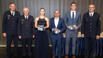 Bild:  Polizeihauptmeister Martin Bösl, Servicedienste VII. BPA
Leitender Polizeidirektor Matthias Messer und Polizeirat Martin Junglas (von links) und Polizeipräsident Michael Dibowski (rechts) zeichneten Polizeioberwachtmeisterin Julia Mack (Beste des Seminars, in Zivil von links), Polizeioberwachtmeister Benedikt Müller (Platz 2) und Polizeioberwachtmeister Jonas Keil (Platz 3) aus.