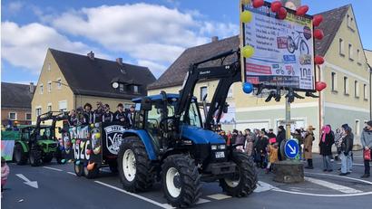 Bild: sei
Der VfB weist auf sein diesjähriges Gründungsjubiläum hin , es sind jede Menge Aktionen und das große Festwochenende geplant.