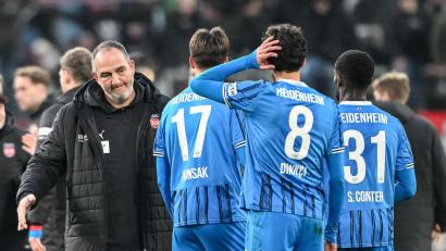 Bild: Harry Langer/dpa
Frank Schmidt (l) muss seine Spieler wieder aufbauen.