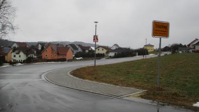 Bild: bnr
Die Sanierung der Bürgermeister-Delling-Straße in Trisching wurde bereits 2023 vorgenommen, doch bis heute ist das juristische Nachspiel nicht abgeschlossen.