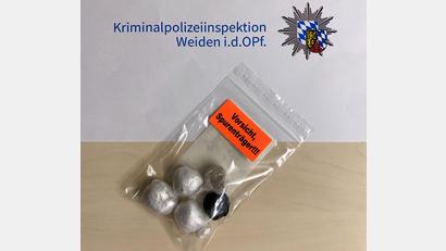 Bild: PP Oberpfalz / Heuser
Die Polizei fand bei dem Verdächtigen Plomben mit Heroin und Kokain.