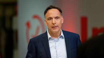 Bild: Henning Kaiser/dpa
Vertriebsvorstand Marc Spieker wünscht sich eine Verpflichtung aller Netzbetreiber zu einer Smart-Meter-Umrüstung in Deutschland. (Archivbild)