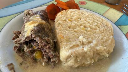 Bild: ils
Roulade serviert Ilse Hauer ohne Speck aber dafür mit einer mit Sahne verfeinerten hellen Soße und böhmischen Knödeln.