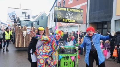 Bild: Hirsch
Clown „Fitzilino“ und seine Begleiter trugen beim Wernberger Faschingszug zur allgemeinen Belustigung bei.