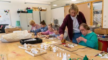 Bild: Marina Gube
In den Jura-Werkstätten in Amberg-Sulzbach wird nicht nur gebohrt und gehämmert – sondern auch fleißig kreativ gearbeitet.