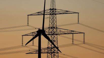 Bild: Karl-Josef Hildenbrand/dpa
Der Ausbau der Windkraft ist entscheidend für die Energiewende in Deutschland. Doch die Suche nach geeigneten Flächen zieht sich in Bayern hin. (Illustration)