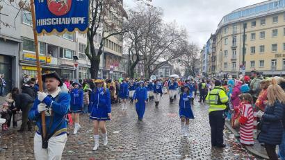 Bild: Michael Knietsch
Zum 47. Mal hatte der Hirschauer Musikzug die Ehre, beim Düsseldorfer Rosenmontagszug live an zigtausenden Jecken musizierend und tanzend vorbeizuziehen und rheinischen Karneval pur zu erleben. Ehrenvorstand musste wegen Rückenproblemen als Standartenträger passen. Seine Aufgabe übernahm Leonhard Schuster.