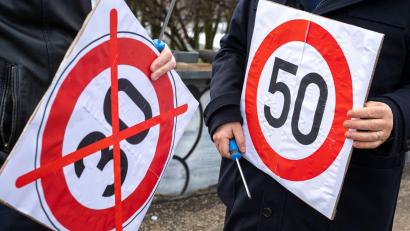 Bild: Peter Kneffel/dpa
Nur wenige Wochen galt auf der Landshuter Allee wieder Tempo 50. (Archivbild)