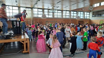 Bild: wel
Muss man sich nun links herum oder rechts herum drehen? Markus Lößl gibt das Kommando.