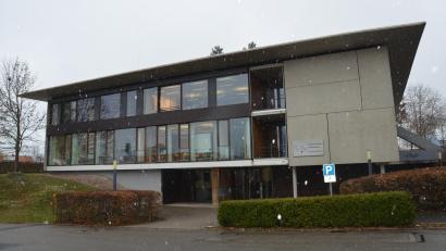 Bild: dob
Das Hauptgebäude des Sonderpädagogischen Förderzentrums Vohenstrauß reicht für die Offene Ganztagsbetreuung der Schülerinnen und Schüler nicht aus. Mit dem steigenden Raumbedarf erhöhen sich auch die Kosten für die Erweiterung des SFZ.