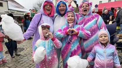 Bild: Petra Hartl
Eltern wie Kinder waren voll dabei bei der Party am Luitpoldplatz–hier mit Einhornkostüm.