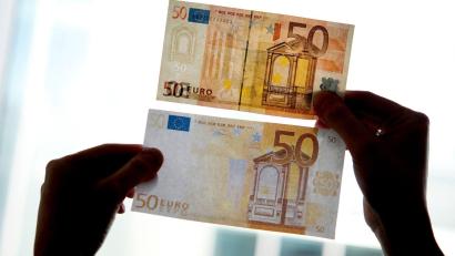 Bild: Franziska Gabbert/dpa-Zentralbild/dpa
Während ein junger Mann seinen Döner aß, alarmierte der Imbissbetreiber die Polizei, weil er Falschgeld vermutete. (Symbolbild)