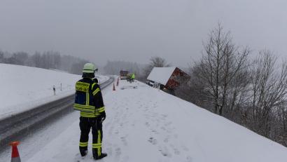 Bild: Roland Wellenhoefer
Ein Sattelzug ist auf der Bundesstraße B 299 zwischen Erbendorf und Pressath in eine Böschung gerutscht.
