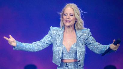 Bild: Jens Kalaene/dpa
„Ich liebe dich über alles“, sagte Schlagersängerin Michelle bei ihrem Abschiedskonzert zu ihrem Partner Eric Philippi. (Archivbild)