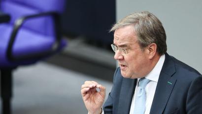 Bild: Hannes P. Albert/dpa
Laschet dämpft die Erwartungen an die Gespräche mit Frankreich über einen europäischen Atomschirm. (Archivfoto)