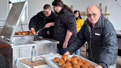 Bild: lep
Am zweiten Backtag hilft Pater Johannes Bosco (Zweiter von links) tatkräftig mit.
