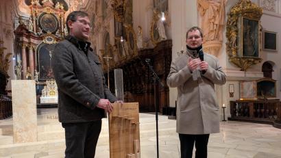 Bild: Paul Zrenner
Die Funktion und Bauweise des Glasflötenregisters erläuterten Orgelbaumeister Markus Bäumler und Kirchenmusikdirektor Andreas Sagstetter (von links) an einem Modell.