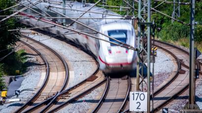 Bild: Jens Büttner/dpa
Mit der Bahn sind die Reisezeiten zu Zielen in Polen oft unverhältnismäßig lang. (Symbolbild)